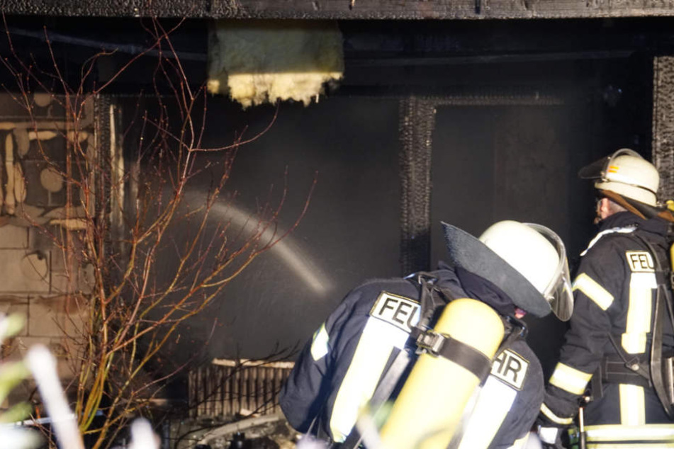 Feuerwehrmänner bei den Löscharbeiten in Daxlanden.