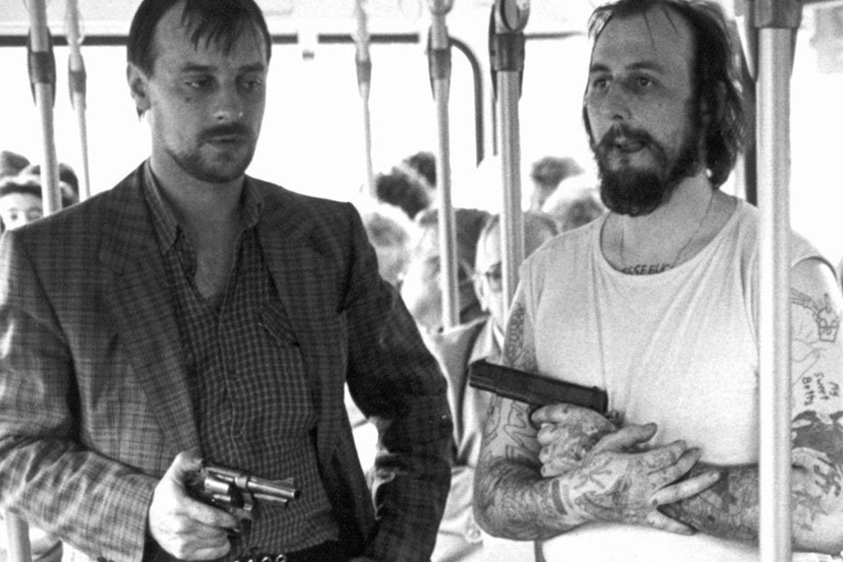 Hier stehen die bewaffneten Geiselnehmer Dieter Degowski (li.) und Hans-Jürgen Rösner in dem in Bremen gekaperten Linienbus.