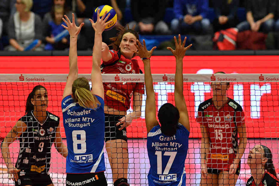 Liz McMahon schmettert einen Ball ins Stuttgarter Feld.