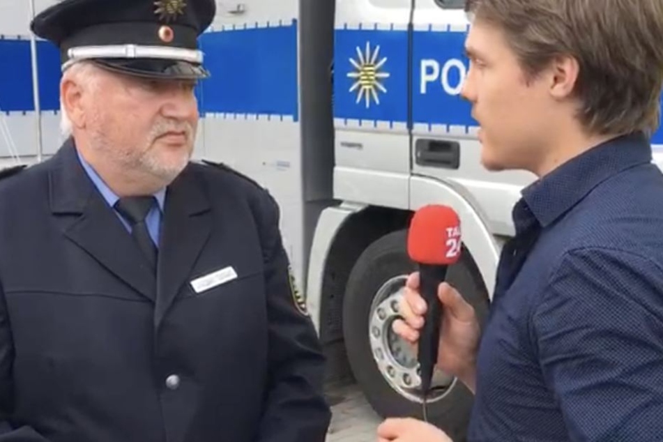 Polizeisprecher Jürgen Scherf (58) mit TAG24-Reporter Tom Kirsten.