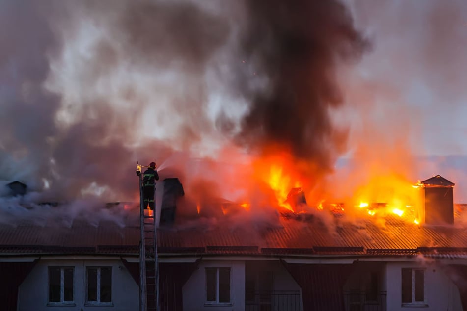Zwei Menschen wurden beim Brand der Wohnung schwer verletzt und mussten sogar reanimiert werden. (Symbolbild)