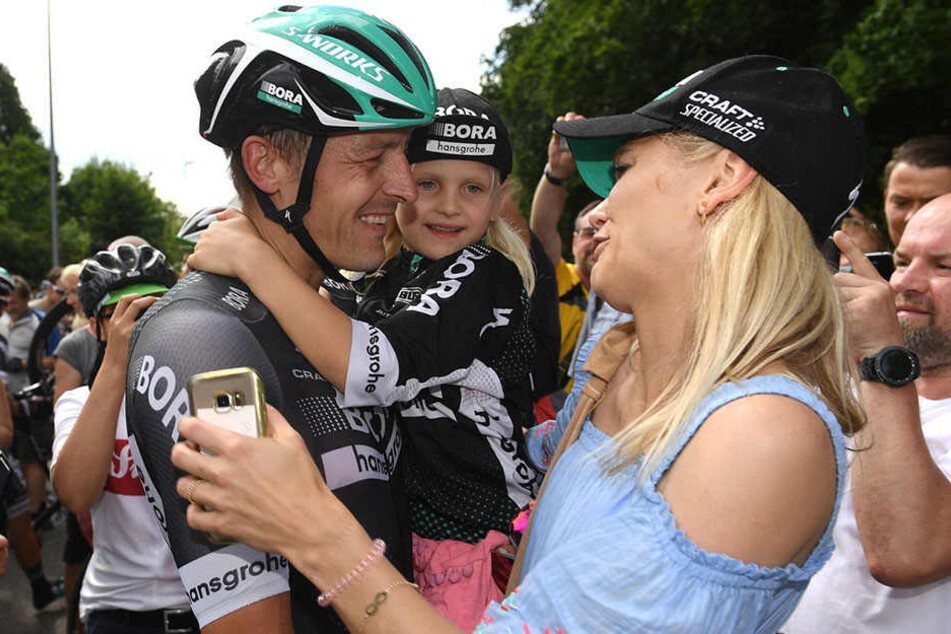 Ehefrau Maria und die gemeinsame Tochter Lena wünschen Marcus Burghardt viel Glück für seine Jubiläumstour. Der 35-Jährige fährt seine zehnte Tour de France.