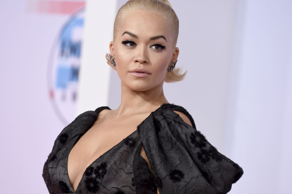 Rita Ora (27) überraschte ihre Fans im verrückten Post-Malone-Kostüm.