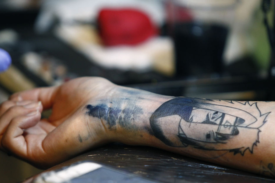 Seine Mutter sollte das Tattoo mit einem Centstück entfernen. Das ging natürlich schief. (Symbolbild)