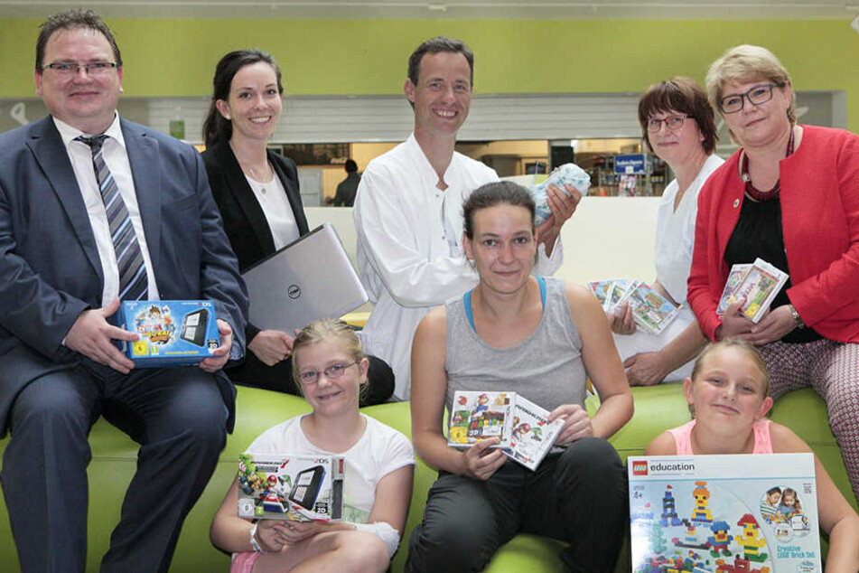 Symbolische Übergabe: Das Uniklinikum hat nun Teddy, Schlümpfe und Prinzessin Lillifee als Spielkameraden.