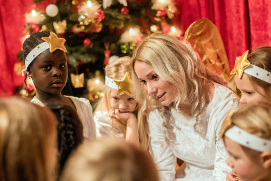 Das Christkind nimmt Weihnachtswünsche von den Kindern entgegen.