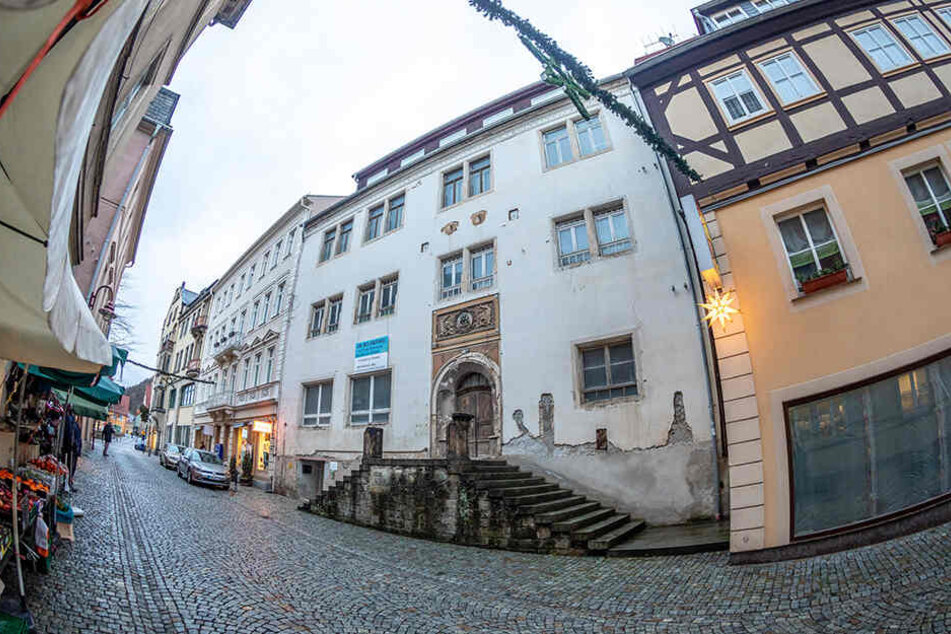 Die Fassade hat in all den Jahrhunderten stark gelitten. Reimann hofft für deren Restaurierung auf Fördermittel.