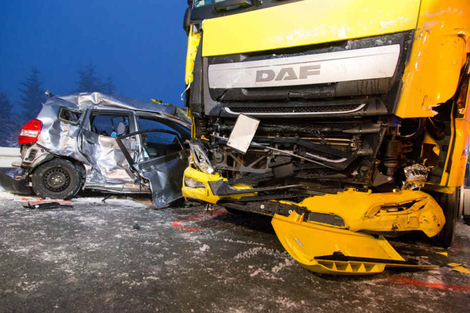 Das Auto krachte frontal in den Lkw.