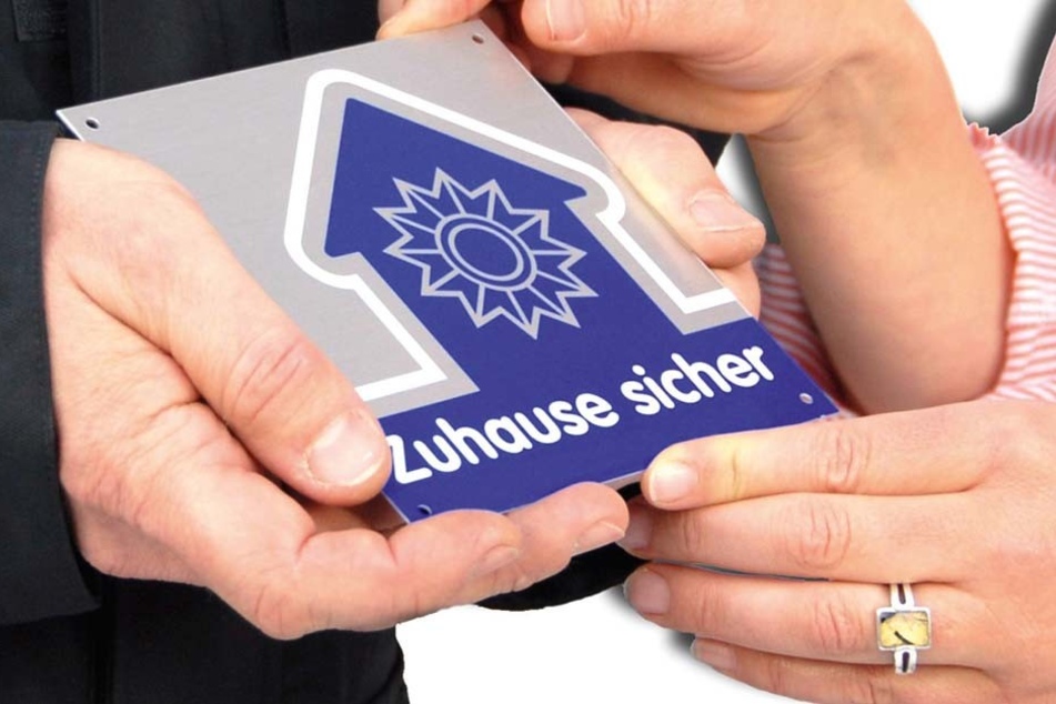 Habt Ihr alle Vorgaben der Polizei erfüllt, bekommt Ihr die "Zuhause sicher"-Plakette überreicht.