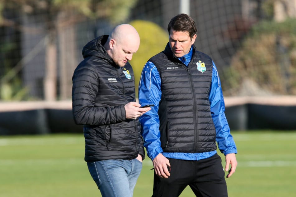 Sportdirektor Armin Causevic (l.) und Trainer Patrick Glöckner müssen sich gedulden. Das Geld ist knapp, und der DFB wacht über alle Transfers.