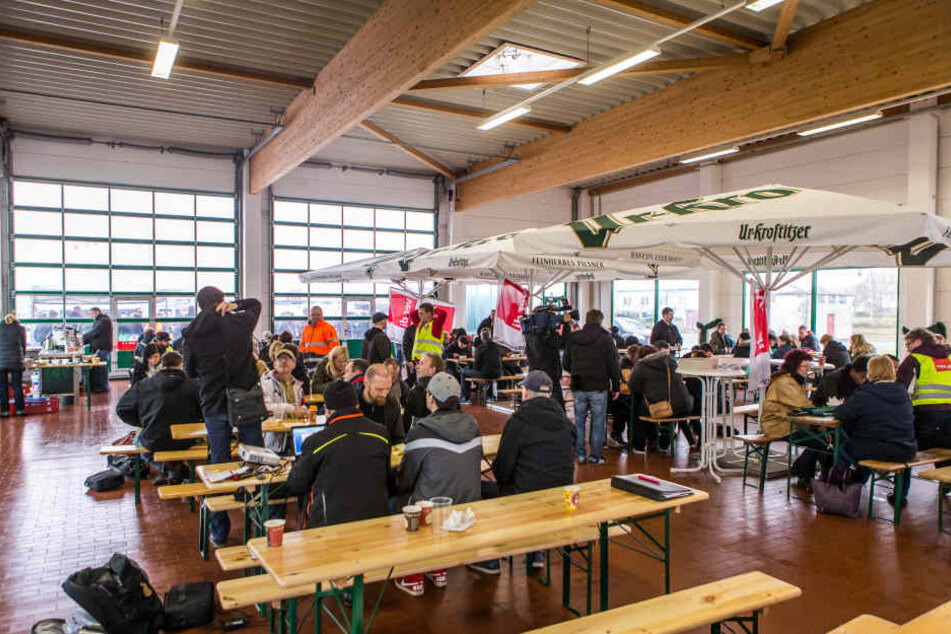 Mitarbeiter des Internetversandhändlers Amazon haben am Freitagmorgen in Leipzig die Arbeit niedergelegt (Archivbild).