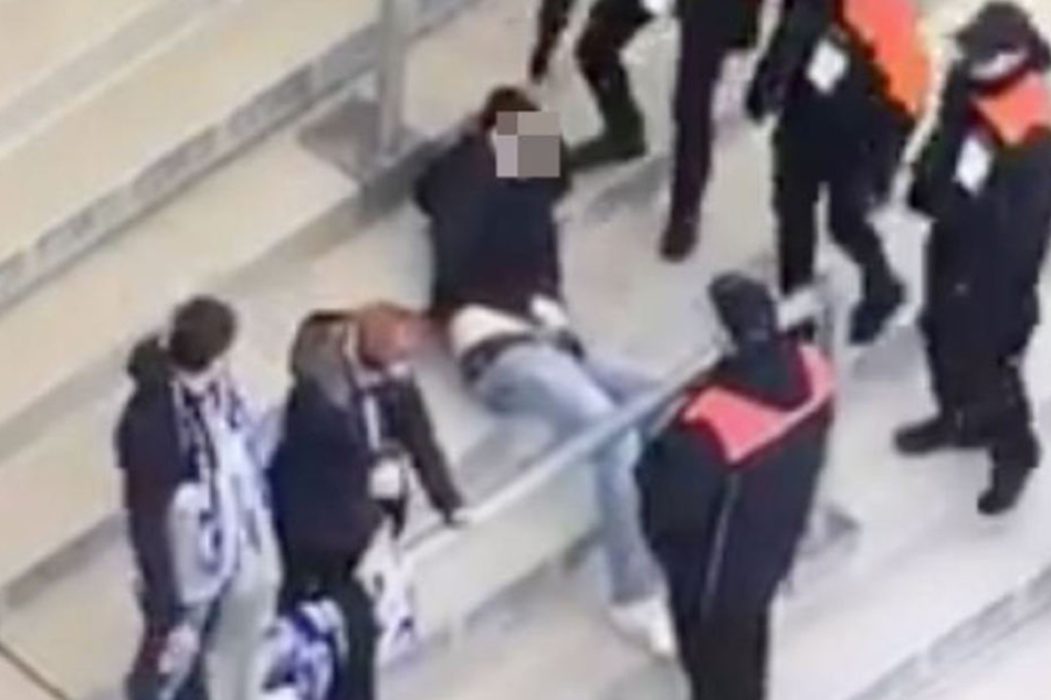 Ordner führen den Hertha-Fan aus der Arena.
