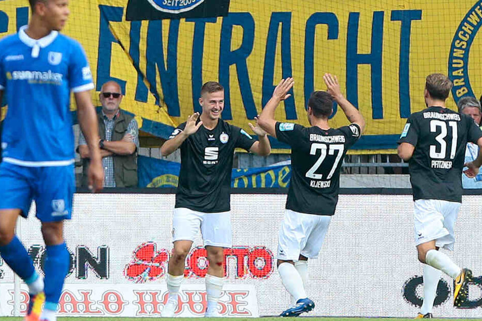 Dreifach-Torschütze Kobylanski feiert mit seinen Teamkollegen einen seiner Traffer.