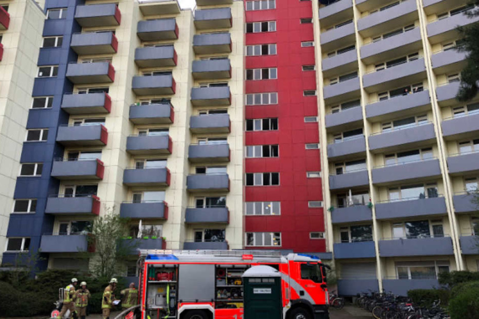 Drei Mal binnen 24 Stunden musste die Berliner Feuerwehr zu diesem Hochhaus in Gropiusstadt ausrücken.