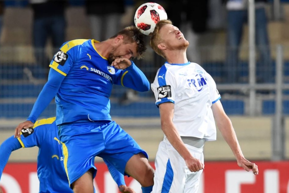 Kevin Pannewitz im Kopfballduell mit Jules Reimerink.