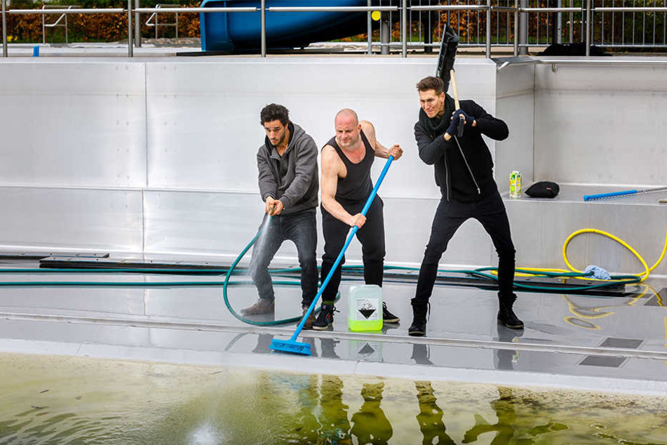 Christian Backhaus (37, v.l.), Jan Kittmann (33) und Philipp Richter (36,
v.l.) helfen beim Frühjahrsputz im Freibad Cotta.