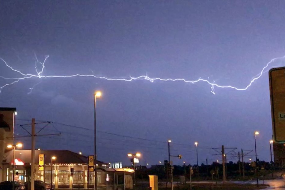 Blitze am Himmel über Dresden. Der Pilot einer Lufthansa-Maschine entschied, hier nicht zu landen.
