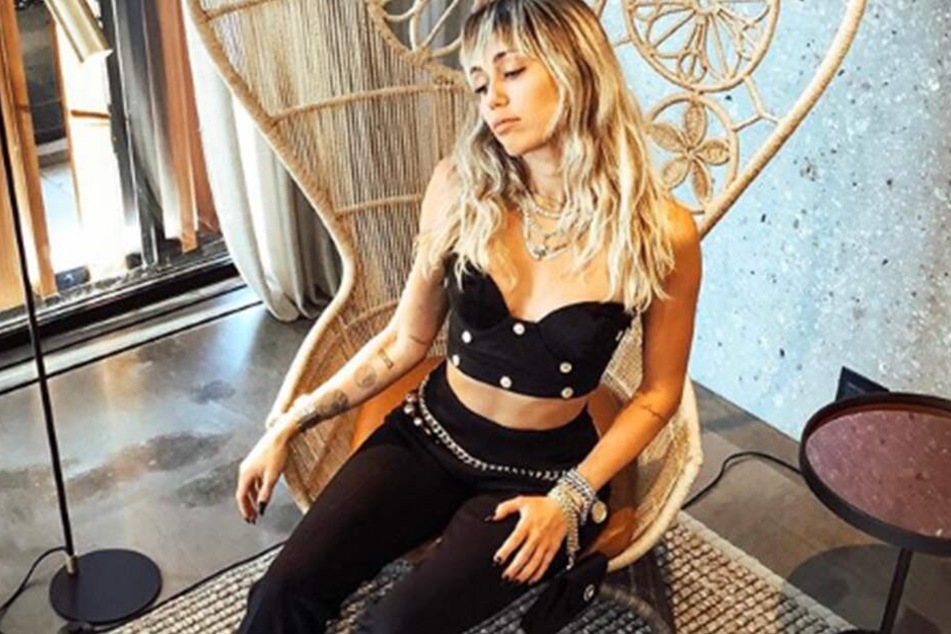 Viel Schmuck, aber kein Ehering mehr an Der Hand von Miley Cyrus.