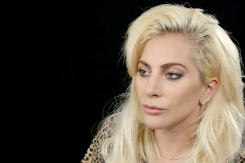 Lady Gaga liegt derzeit mit großen Schmerzen in einem Krankenhaus.