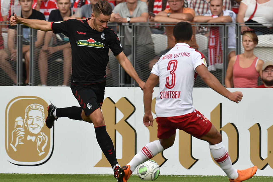 Freiburgs Linksverteidiger Christian Günter mit einem seiner Vorstöße, Energies Rechtsverteidiger Andrej Startsev stellt sich dem ehemaligen deutschen Nationalspieler in den Weg.