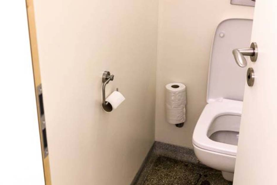 Auf der Schultoilette ging es beim Weihnachtsball angeblich ziemlich rund.
