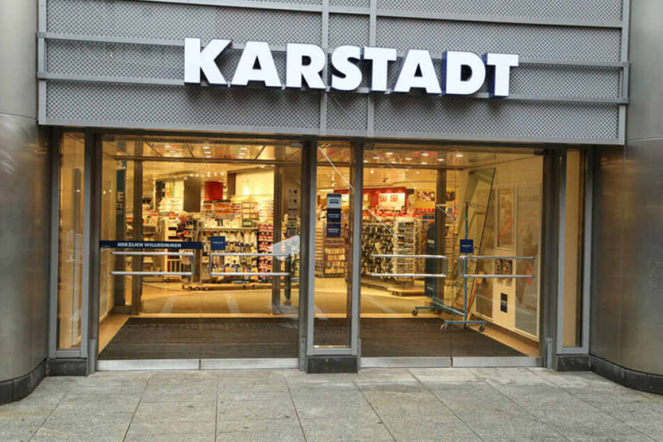 Wieder hatten die Diebe Glaseingangstüren zerschlagen – diesmal an der Parkplatzseite.