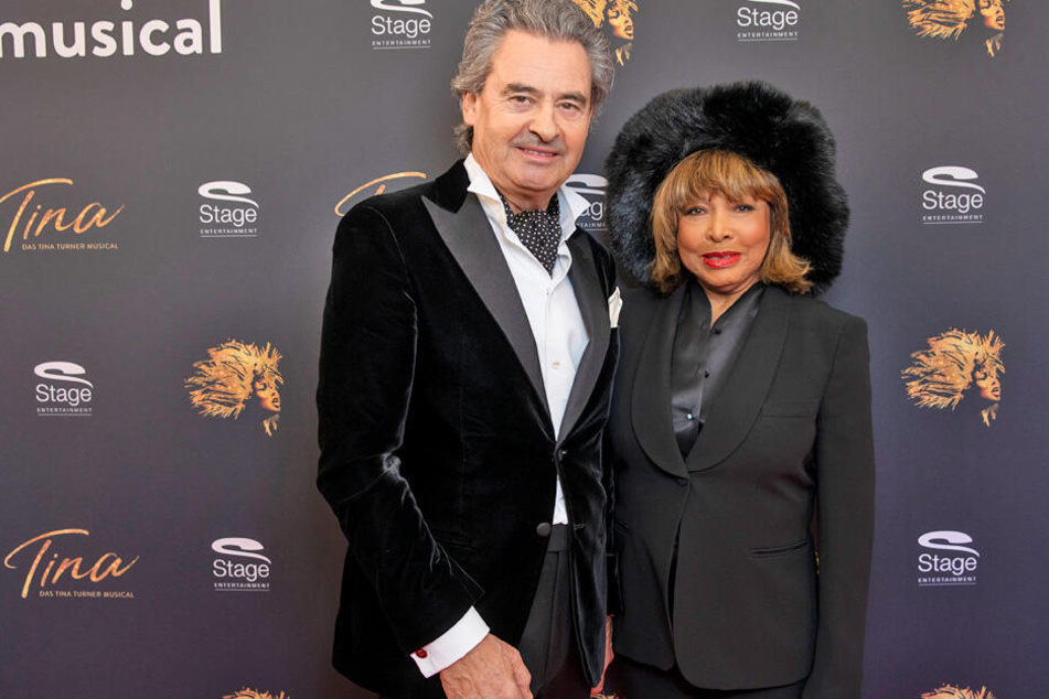 Tina Turner (79) kam mit ihrem Mann Erwin Bach zur großen Premiere ins Stage Operettenhaus.