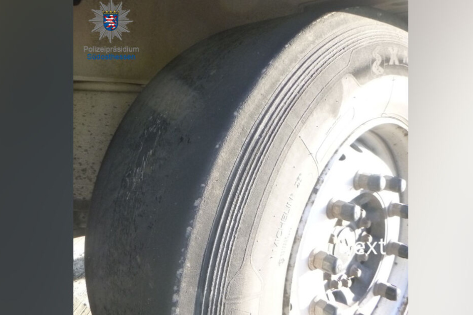Einer der Reifen des Lastwagens war bis auf das Gewebe abgefahren.