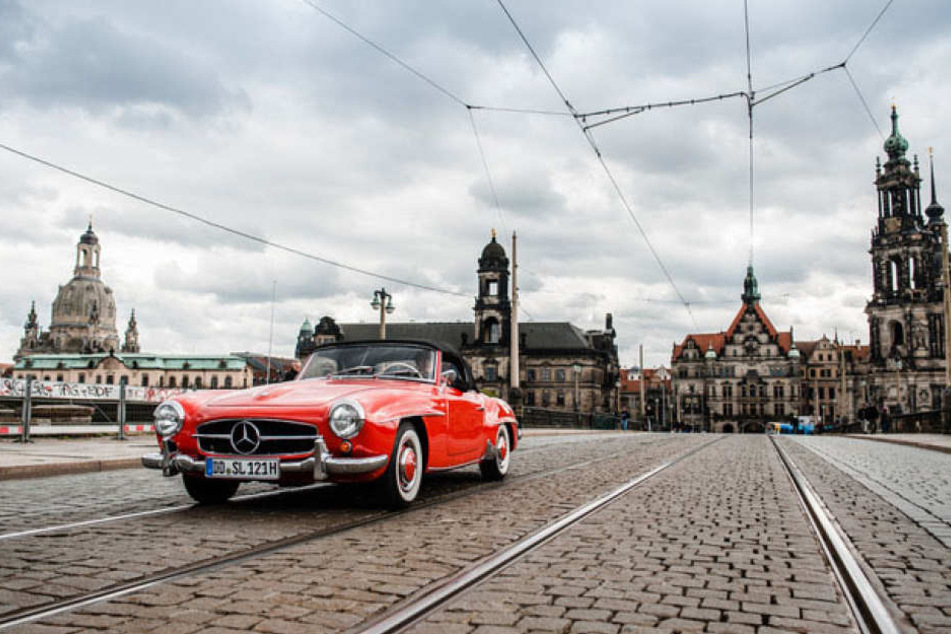 Ein letztes Mal über die Augustusbrücke vor der Traumkulisse: Oldtimer-Fan
Thorsten Wappler (54) rollte stilgemäß im Mercedes 190 SL (Baujahr 1957)
drüber.