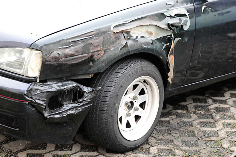 Auch ein daneben geparkter Ford wurde beschädigt.