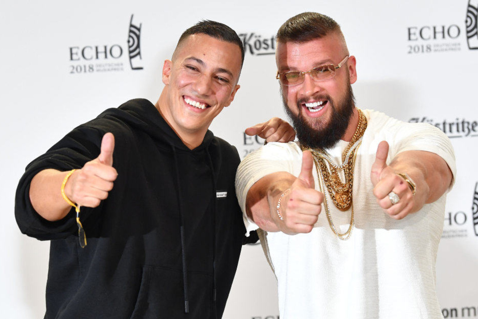 Gut gelaunt posieren Farid Bang und Kollegah auf dem roten Teppich.