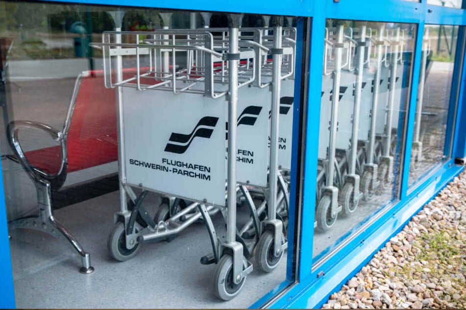 Zeugen von großen Plänen: Gepäckwagen mit der Aufschrift "Flughafen Schwerin-Parchim" in einem verschlossenen Abfertigungsgebäude.