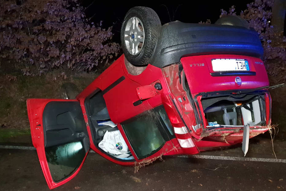 Der Fiat kam bei Glätte von der Straße ab und blieb auf dem Dach liegen.