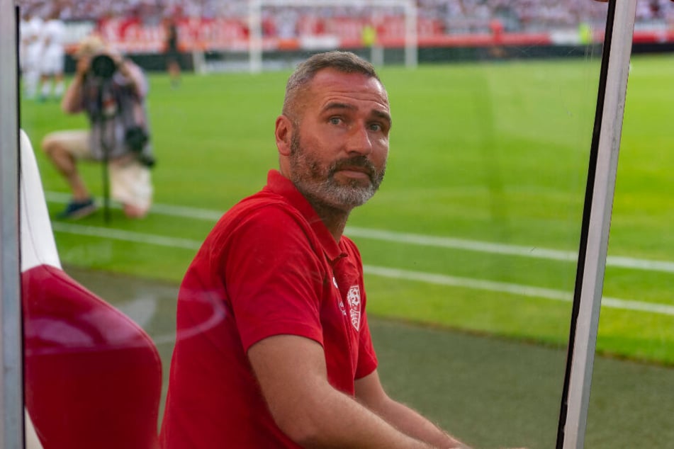 VfB-Trainer Tim Walter sitzt auf der Trainerbank.