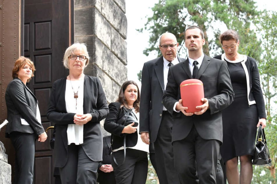 Die Urne von Ina-Maria Federowski wird aus der Halle getragen.