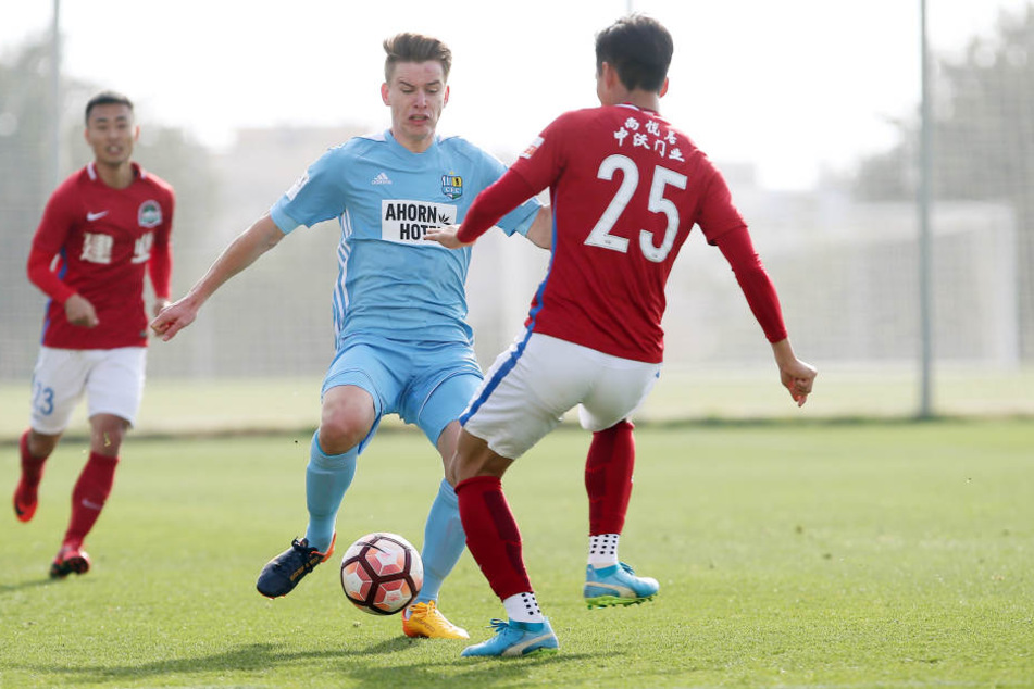 Beim 5:0 gegen Henan Jianye im letzten Camp-Test zeigte sich der CFC spielfreudig. Vor allem Florian Hansch (l., im Duell mit Hao Chen), war blendend aufgelegt.