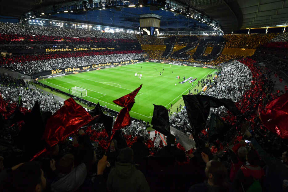 Der helle Wahnsinn: Die Eintracht-Fans sorgten mit einer gigantischen Choreographie für Gänsehaut.