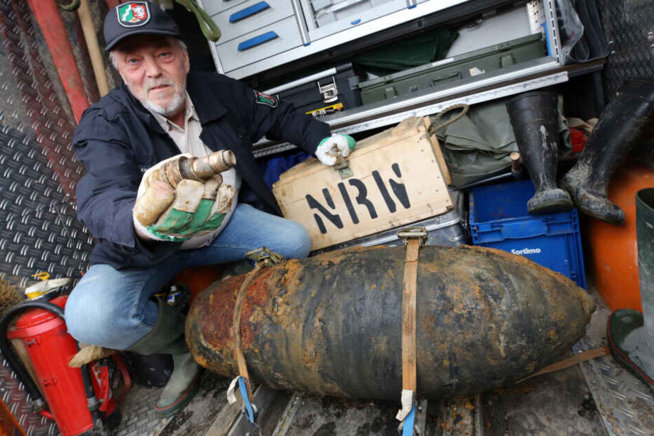 Der Bombenentschärfer Jost Leisten zeigt in Düsseldorf den Zünder einer entschärften Bombe.