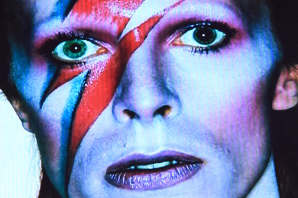 Der verstorbene Sänger David Bowie bei der 25. Verleihung des Deutschen Musikpreises "Echo" auf einer Leinwand zu sehen.