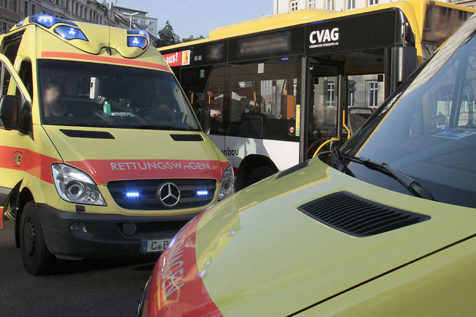 Der 12-jährige Junge lief vor einem haltenden Bus über die Straße. (Archivfoto)