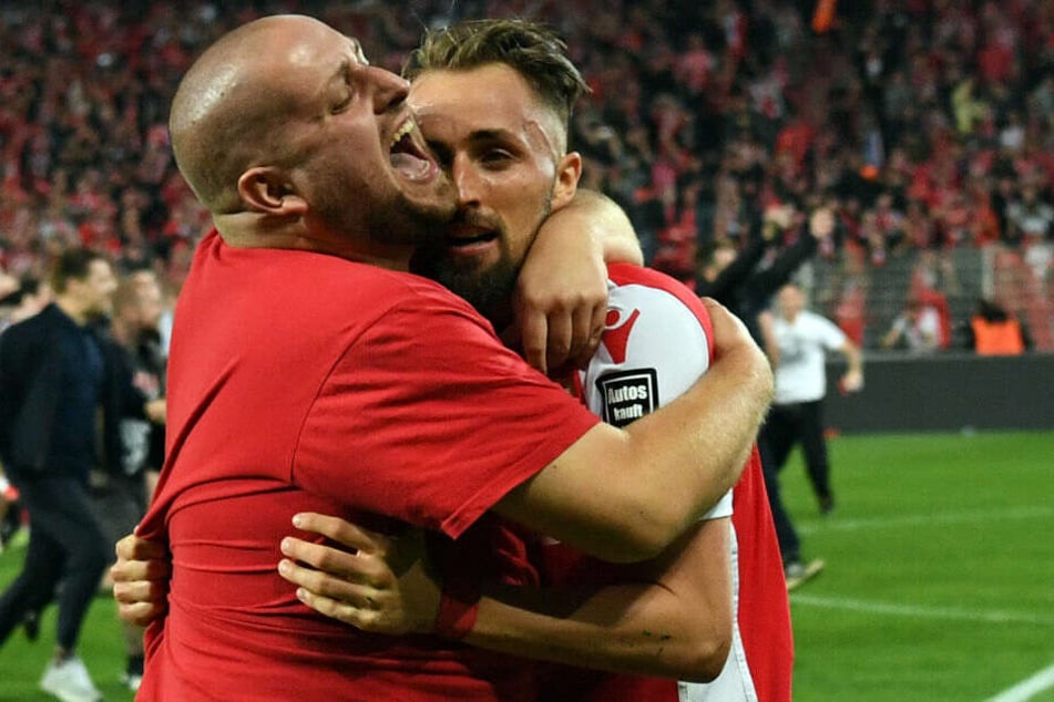Florian Hübner wird nach dem Schlusspfiff von einem Fan umarmt.