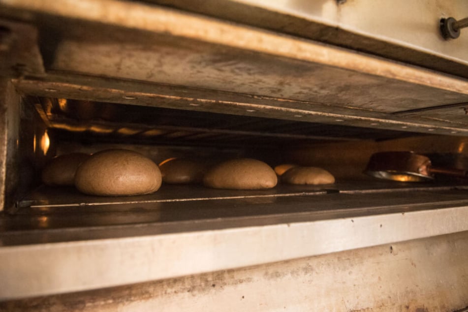 Brote backen in einem Ofen in Römerstein.