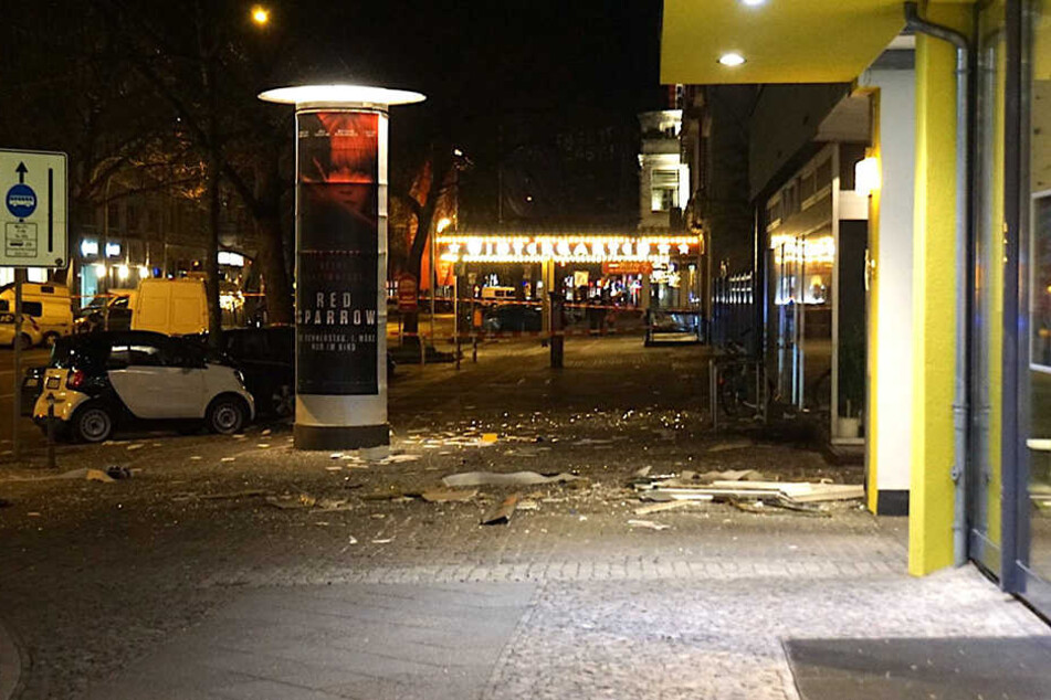 Überall Glasscherben und Metallsplitter.