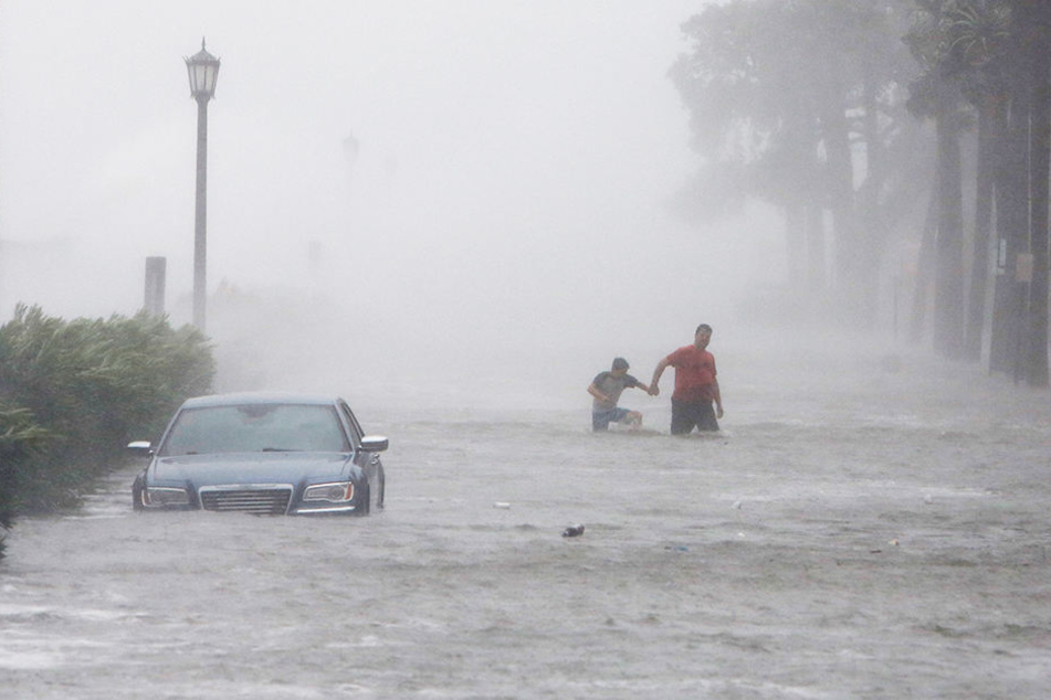 Fußgänger in South Carolina werden von den Wassermassen überrascht.