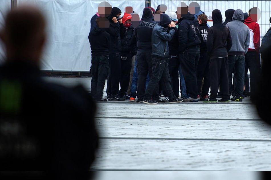 Eine Gruppe von Jugendlichen ist in der Nacht zu Dienstag mit "Sieg Heil"-Rufen und Hitlergruß durch Halle (Saale) gezogen.