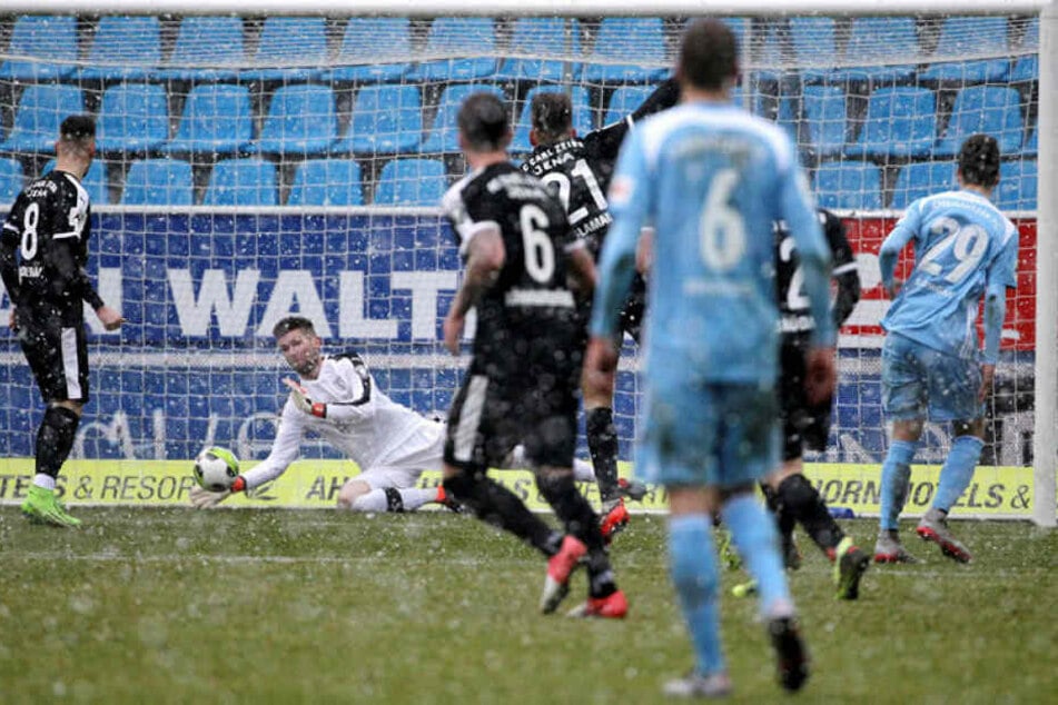 Tom Baumgart (r.) hat abgezogen, Jenas Torhüter Raphael Koczor kann den Ball nicht parieren.