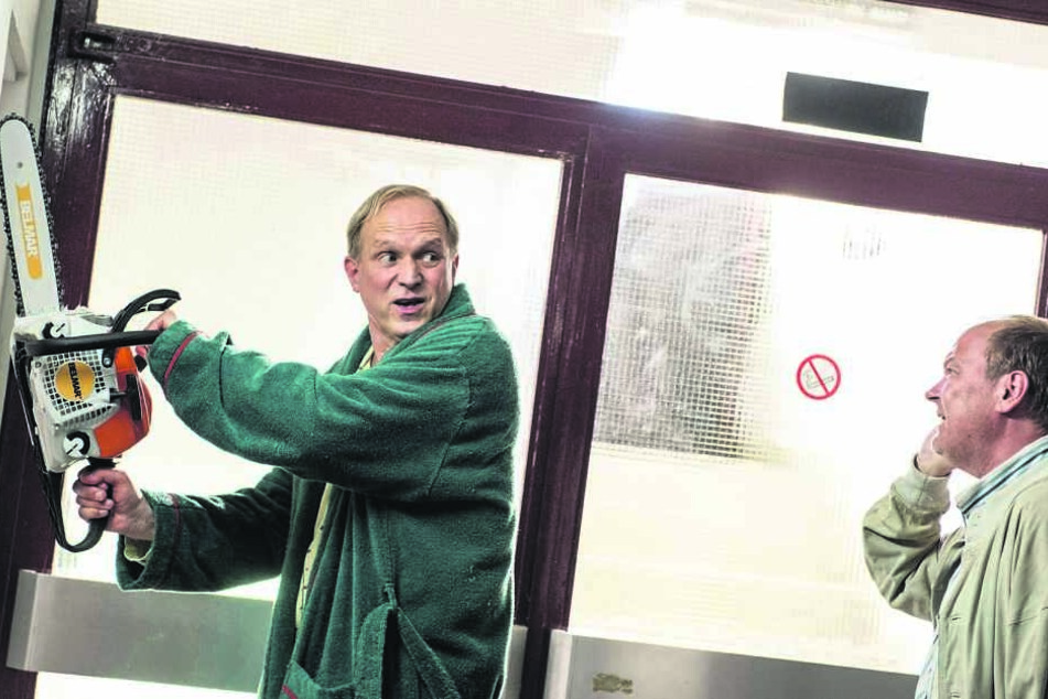 Wenn man sowieso stirbt, ist irgendwann alles egal: Murot greift auch mal in Schlafanzug und Bademantel zur Kettensäge.