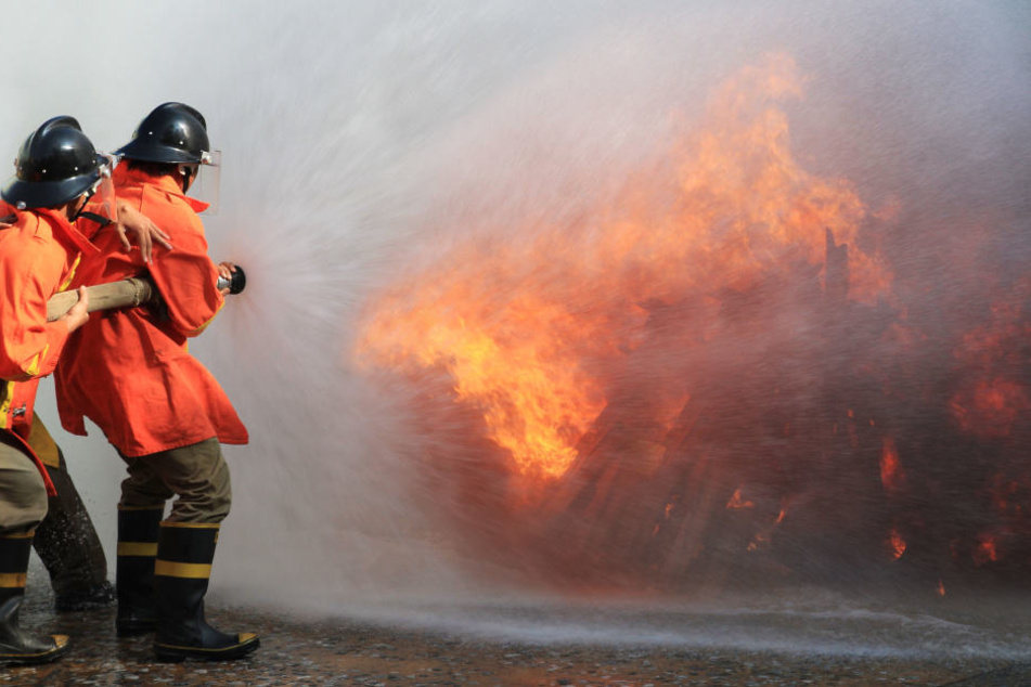 Bei dem Brand wurde der Mann schwer verletzt und sein Haus war nicht mehr zu retten. (Symbolbild)