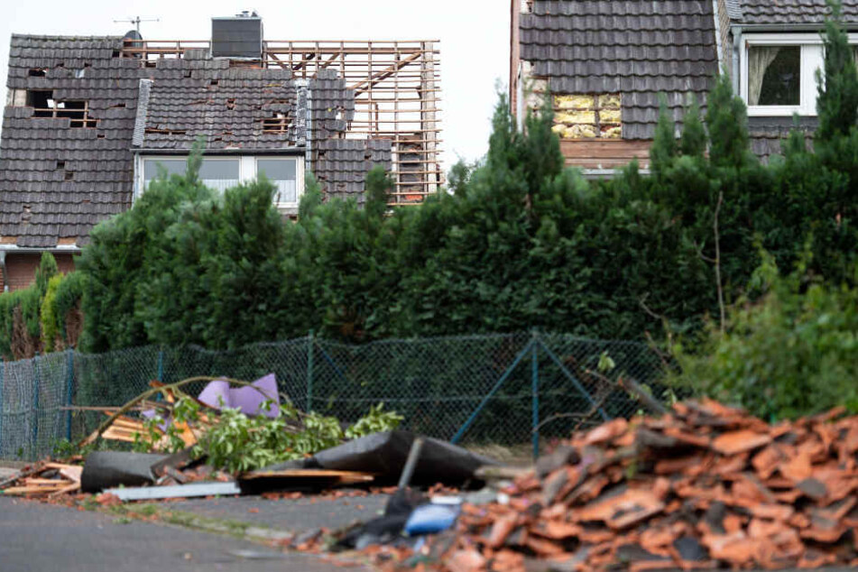 Der Tornado hatte etliche Häuser stark beschädigt.