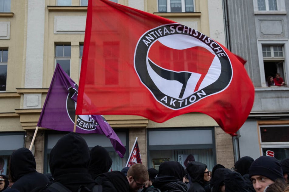 Linke (im Bild Antifa-Anhänger in Eisenach) und Rechte schaukeln sich hoch. (Archiv)